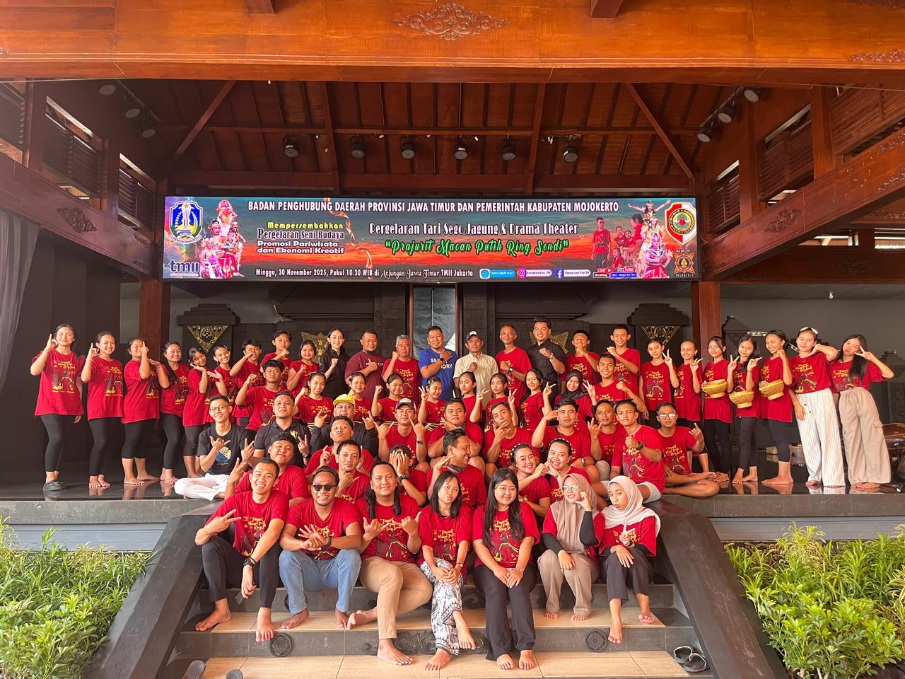 Pergelaran Tari Daerah dan Drama Teater Prajurit Macan Putih Ring Sendi  di Anjungan Jawa Timur TMII